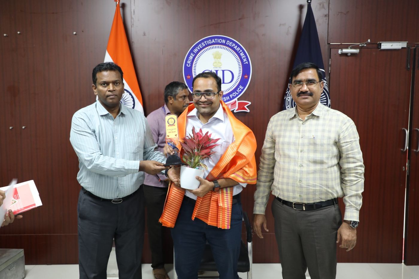 Receiving a memento from AP CID officers